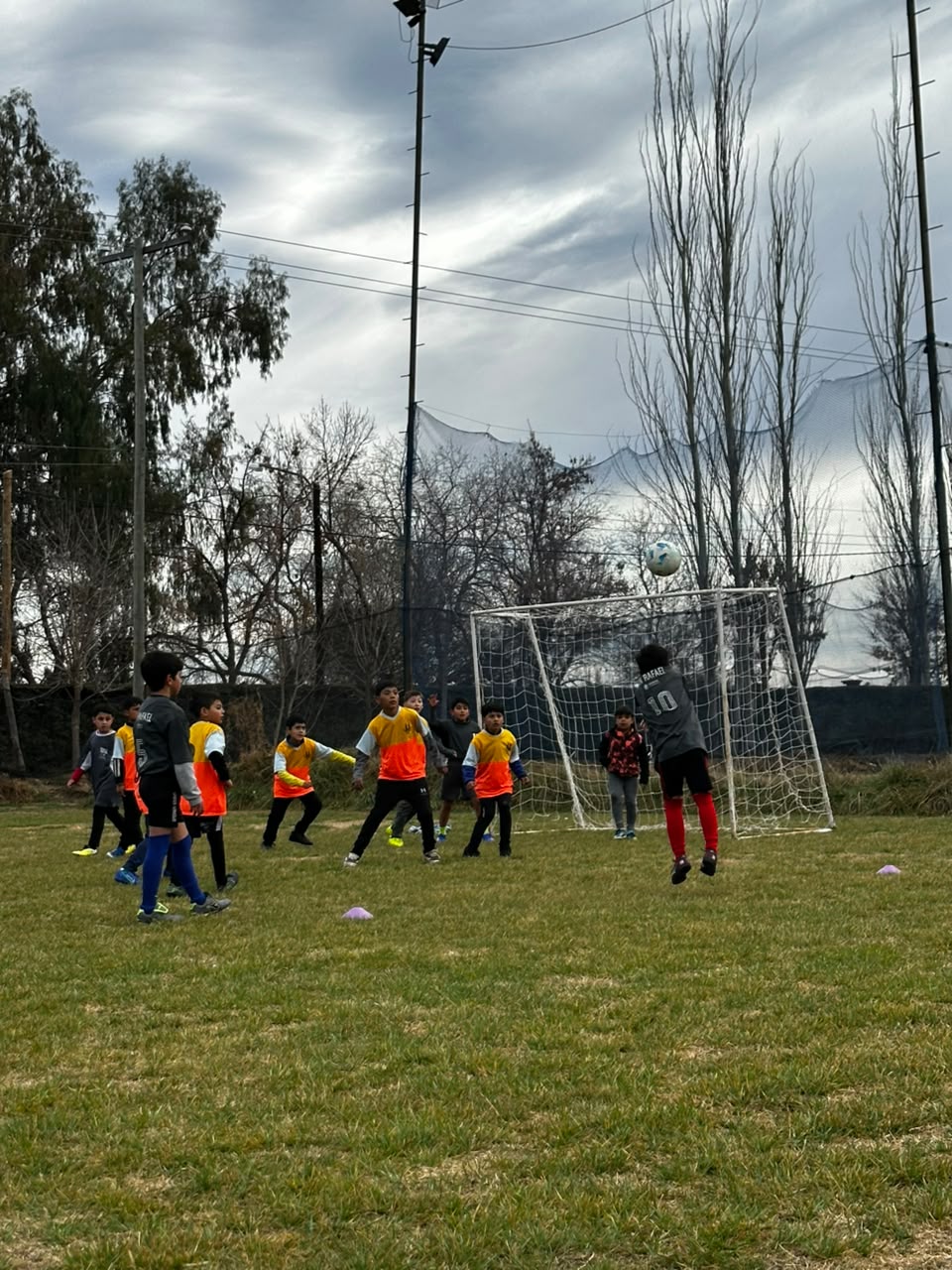 Fútbol y alegría: la escuelita deportiva de Primario no para de crecer