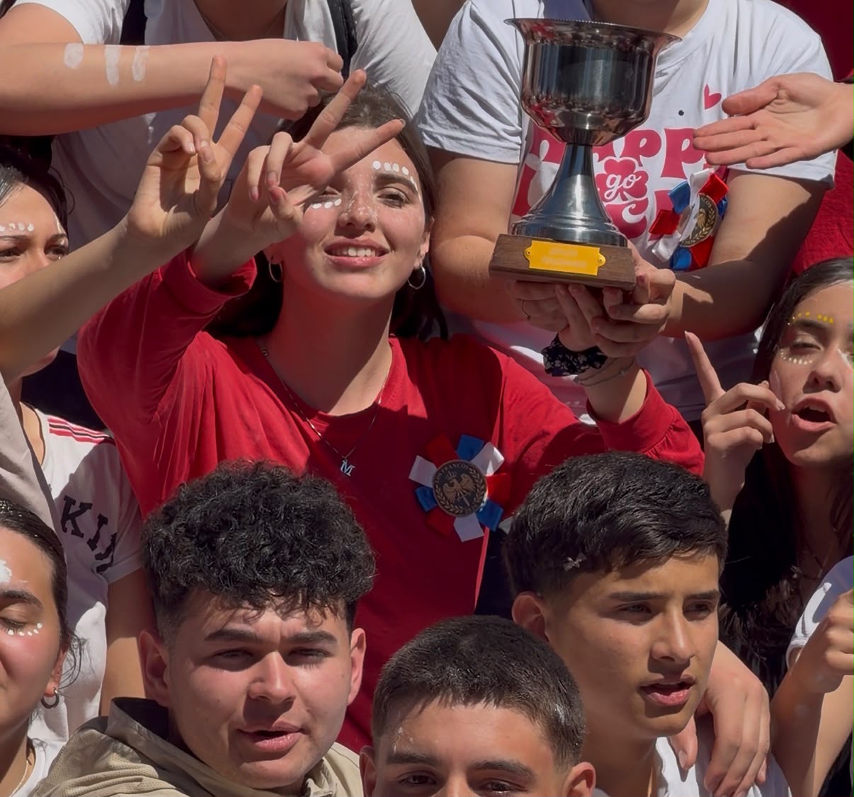 Los jefes de Los Francos, Sofía Cobos y Agustín Valenzuela, festejan con la copa de los Juegos Teresianos